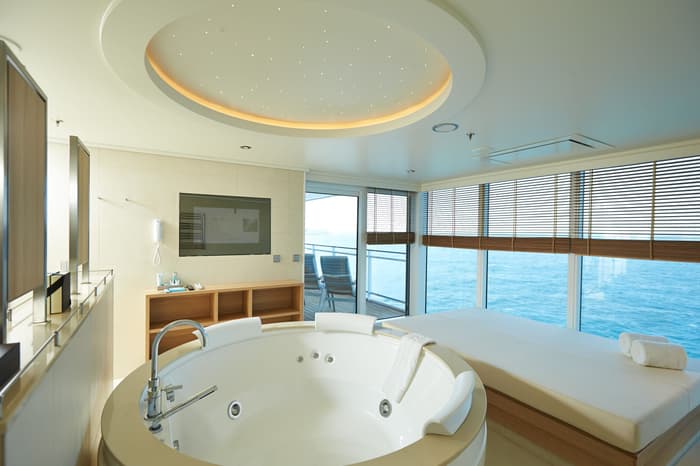 Hapag-Lloyd MS Europa 2 Accommodation Owner Suite Whirlpool and Daybed.jpg