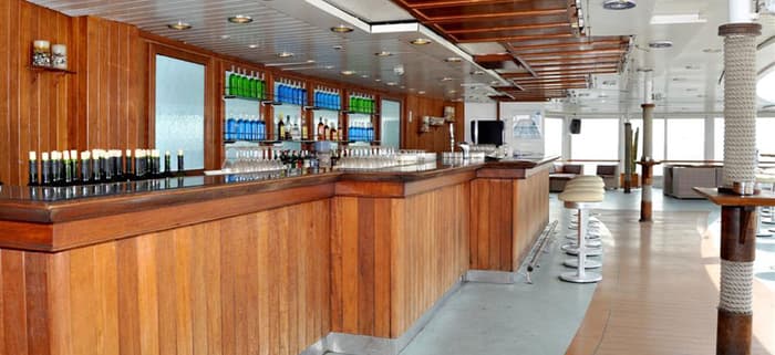 Pullmantur Sovereign Interior Marina Bar.jpg