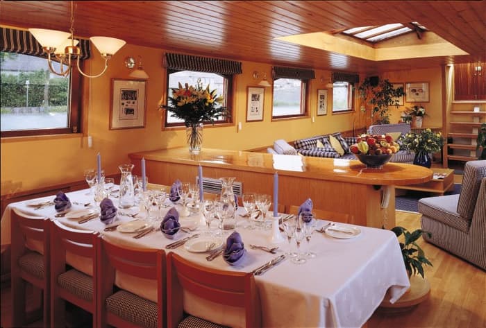 Belmond River Cruises Belmond Hirondelle Interior Restaurant 2.jpg