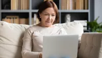 Woman laptop min 1