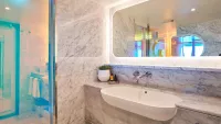 Seriously suite bathroom min