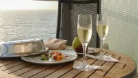 Champagne on cruise min