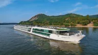 Emerald Luna sails the Moselle