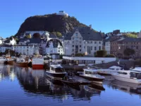 Mount Aksla overlooking the town (Alesund)