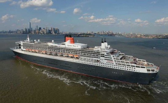 QUEEN MARY 2 LEAVES NEW YORK HARBOUR ON ITS 200TH TRANSATLANTIC CROSSING, NEW YORK, USA
