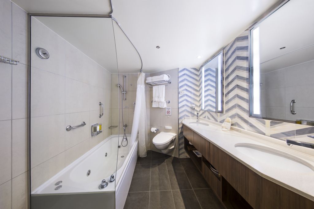 Neptune Suite bathroom