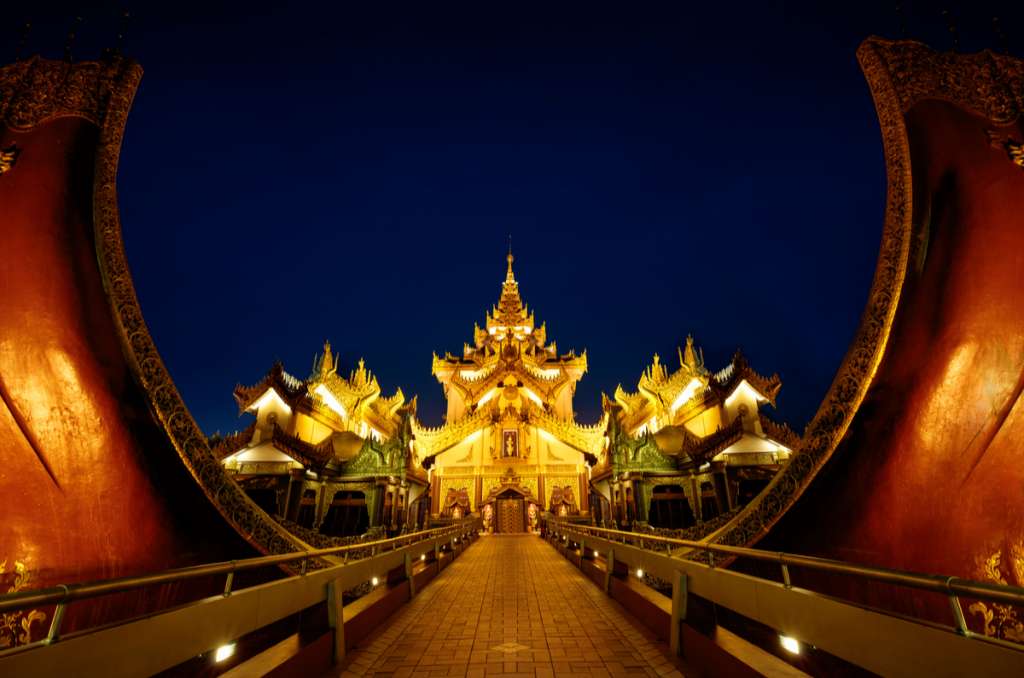 Karaweik Palace - Yangon - Asia