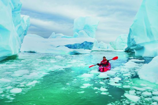 Man kayaking through icy waters, photography: Shutterstock