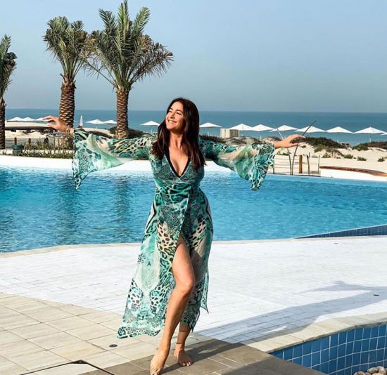 Lisa Snowdon wears colourful kaftan by pool on holiday