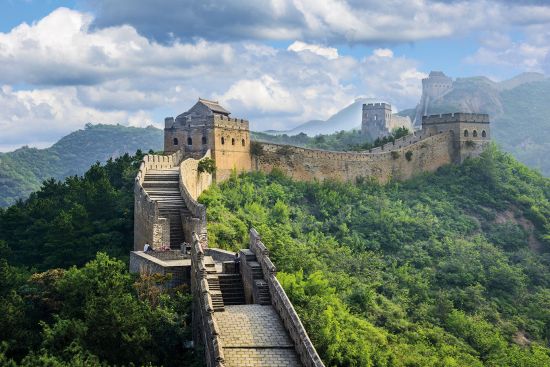 Yangtze asia river cruise makes a detour to visit Great wall of china