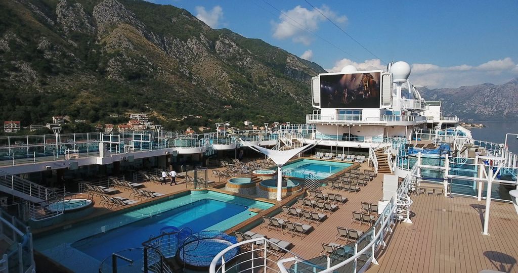 Sky princess deck and pool