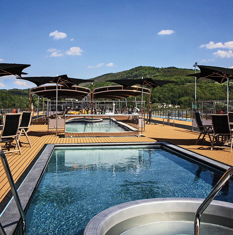 AmaWaterways: AmaMagna sun deck and swimming pool