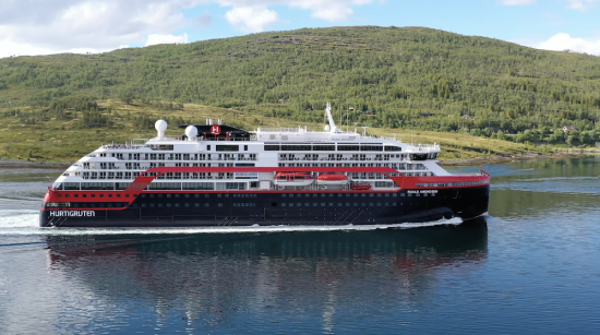 Hurtigruten MS Roald Amundsen - drone 3 - Photo Hurtigruten